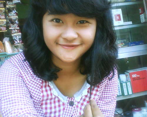 hello i'm annisa putry pazrianty, call me annisa.
i school in 193 jhs, i'm just ordinary girl. please, follow me