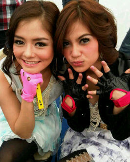 Two Female singers from Indonesia

T2 - OK !!