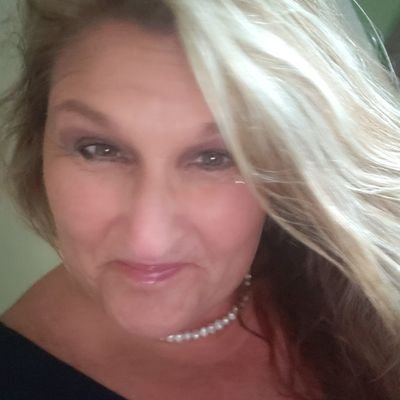 Mom of 3, secretary, love country music and sports, never to old to learn something new