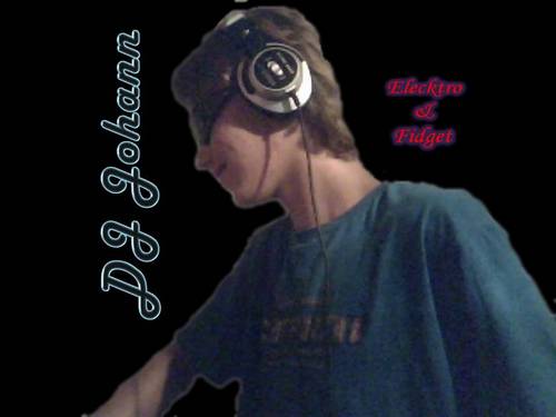 Dj, dono de um poder que poucos tem.... A facilidade de criar misturas perfeitas... Quem conhece confirma....
Msn..:: Jonathan.johann@hotmail.com