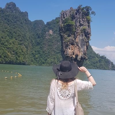 Hey i'm Alana! Twitch streamer and Full time Model. Tune in at http://t.co/4SEEiUjFXZ where i feed in League of Legends and other games!