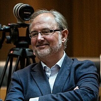 Abogado. Doctor en Derecho. Padre de familia numerosa, perrete incluido. Ciudadano de Palencia. Aficionado. Irrefundable. Sigo nadando.