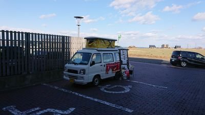 スバルのサンバーのキッチンカーでラーメンや汁なし担々麺、黒豚焼売を販売してます。