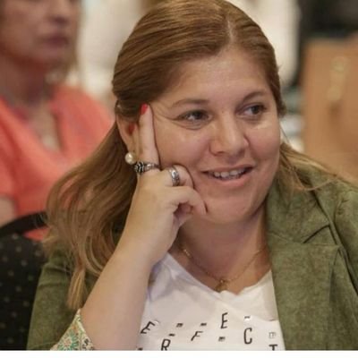 Dirigente política y social, comprometida con el empoderamiento de las mujeres en todo su sentido. Casada y madre de 3 hijos.