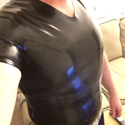 Looking for some kinky friends, especially latex playmates! Feel free to DM!