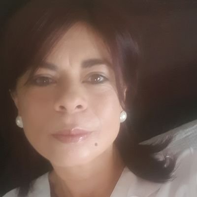 Colombiana de Nacimiento, Ecuatoriana de Corazon, buena gente , berraca y echada pa lante.....................................