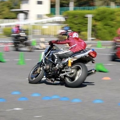 ZRX1200Rでジムカーナやってます(^^)
シルバーの車体に赤とか
オレンジのジャージが目印です(^-^)/


初心者なので色々教えて頂けると助かります😁