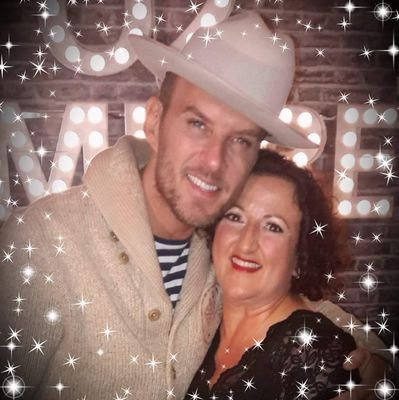 Loves #wildlife #nature #animals #adventure #cocktails #laughing  #champagne #travel #mountains & anything to do with #flying & @mattgoss👈=🔥♥️🍸 🌞🎶🌻