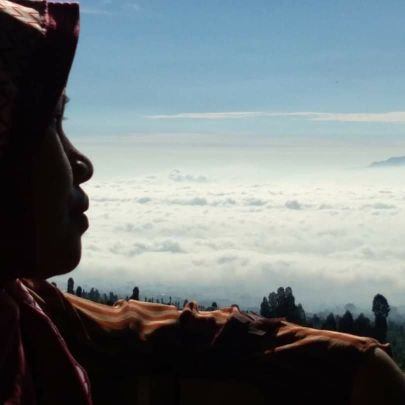 Manusia biasa yang mencintai kedamaian, menertawakan kelucuan, menangisi kesedihan, dan berusaha untuk selalu berdaya