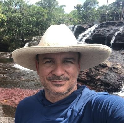 Ingeniero civil; especialista en Planeación y Administración del Desarrollo Regional. Excandidato a la Alcaldía de Villavicencio.