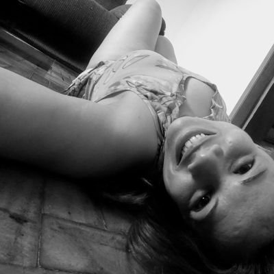 Dedeezinha's profile picture. Psicóloga, apaixonada por pessoas. Em um mundo tão líquido, tudo se resume as nossas relações e os laços que construímos...