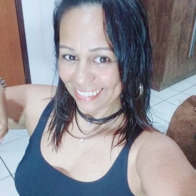 Escritora, autora dos livros seguir em frente, Minha vontade de vencer é maior, e Se (Dê) Amor.
