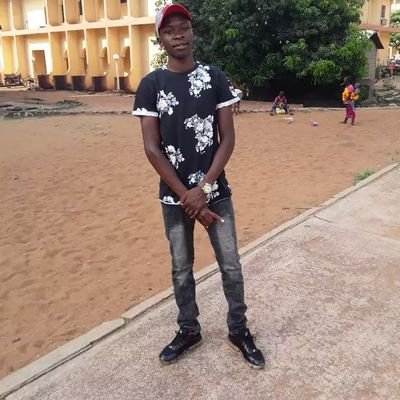 OumarKo39372128's profile picture. Il faut être visionnaire pour être viser 
par tout un peuple qui cherche à m'anéantir sur toutes les modes mais seul  Dieu possède le password de ma vie ☝️☝️🇬