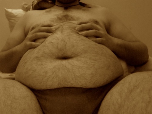 38 y/o gay gainer with a growing fat belly can't wait to become a superchub.