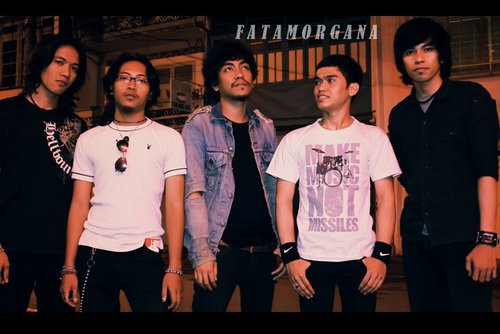 Genre:Pop Blues Alternative

Anggota:
Adjied (Vocal), Indra (gitar), Umar (Gitar), Adhi (Bass), Ikha (Keyboard), Deddy, (Drum)

Kota Asal:Makassar