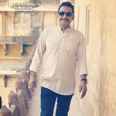 नन्हा सा अंकुर हूँ,बरगदों से लड़ना है।
लिखता हूँ ख़ुद का,इनसे क्या डरना है।।
भगत और आज़ाद मेरे आदर्श है,
सोई जवानियों में,आग फिर भरना है।।
🇮🇳🇮🇳💪🙏जय हिंद,