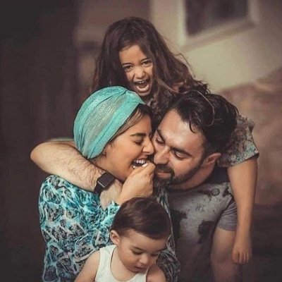 نحب نعيش كيف بغيت و نغرد كيما حبيت و انت ماشي شغلك
و إني في حبه ميتة ♥️👨👩👦💍