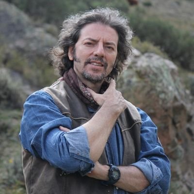 Paleontólogo, Investigador CONICET, Profesor titular Universidad nacional de cuyo, Fundador y Director del Museo de dinosaurios de Mendoza.