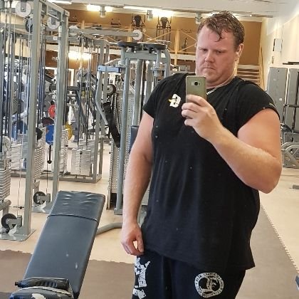 lastbilschaufför med in riktigt strong man