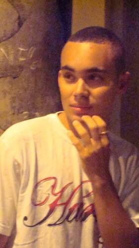 Não é preciso mostrar
beleza aos cegos, nem dizer verdade aos surdos. Basta não mentir
para quem escuta, nem decepcionar os olhos de quem te admira!