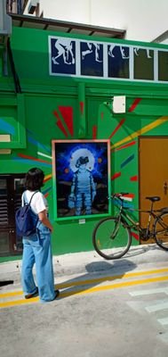 MidmodA's profile picture. colourful