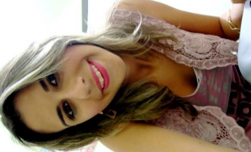 Moro na cidade de João pessoa, sou  Ariana tenho 17 anos (:
Quem sabe onde a vida Levará você, e uma estrada longa e o destino é a própria jornada :)