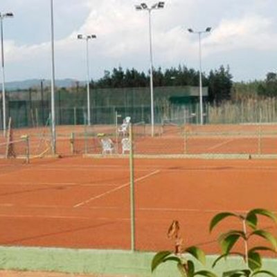 El Club Tennis Farners és una instal·lació esportiva formada per tres pistes, una pista de padel, piscina i un local social .