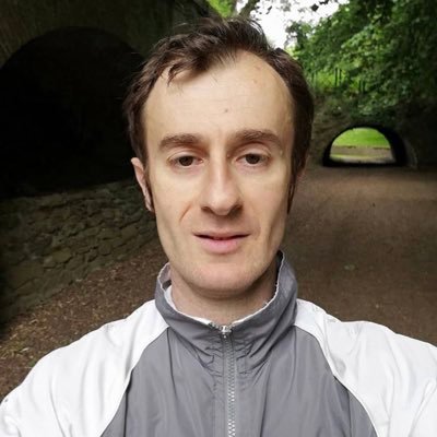 41 ans. Courtier en assurance, fan de foot et nouveau sur cette application