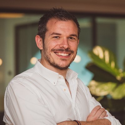 Me dedico a un poco de esto, un poco de lo otro y en mi tiempo libre hablo de #innovation #payments #banking #technology @partnerships #Snowboard #Cycling