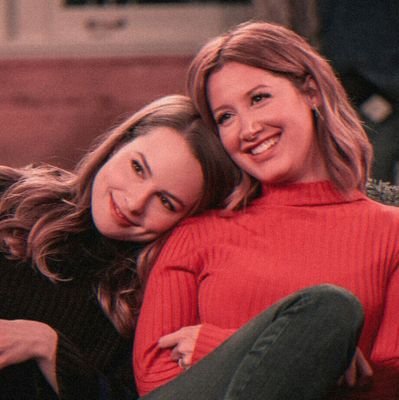 Primer & Unico fc Oficial de la actriz/ Cantante @BridgitMendler en Chile, #MerryHappyWhatever en @Netflixlat el 28 de Noviembre. 🎄