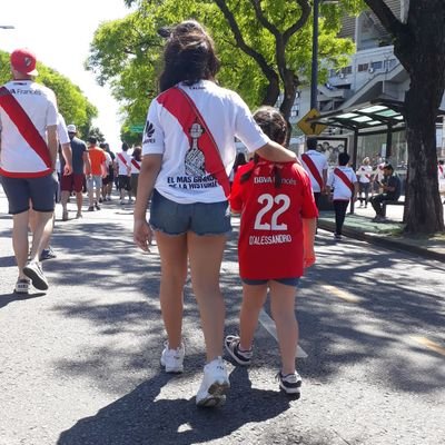 Papá de Flor y Juli. Hincha y socio del Club Atlético River Plate. Nacido en Chivilcoy y mal aprendido en la hermosa ciudad de Boulogne.