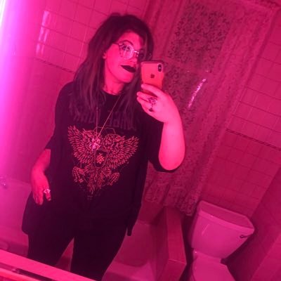 mandykrause's profile picture. green hair 🦠 cat mom 😻 maker of treats 🍭