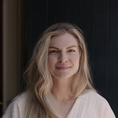 EMELIECARINE's profile picture. 