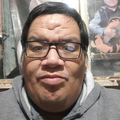 trabajador y me gusta el cine,todo tipos de música,el futbol, navegar en las redes y YouTube