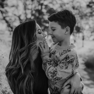 shelleyhopper's profile picture. endometriosis advocate. mama. storyteller. founder, @speakupspeakendo