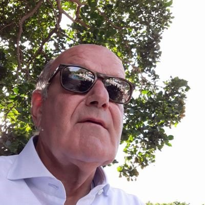 Makamba1's profile picture. Living like a real makamba in the tropics.