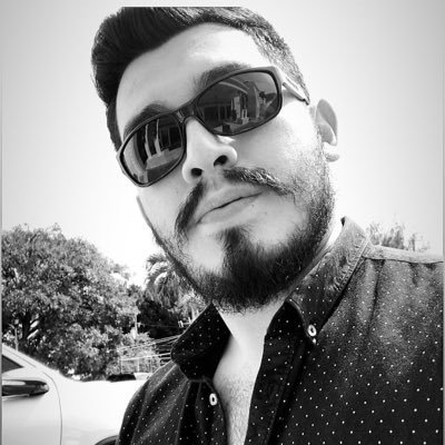 niega lo que sea ... jamás una sonrisa :)