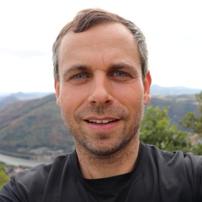 Zakladatel @vegmania_cz a lektor kurzů rostlinného vaření. Poradce volnonožců Lesa pán. Milovník přírody a hor. Vlakomil a hrdý majitel roční jízdenky ČD.