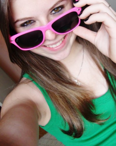 tenho 14 anos,escrevo poemas,blogueira,danço ballet, dança do ventre,simples assim, haha *-*