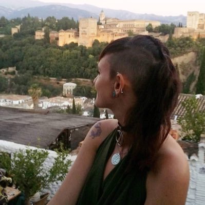 epoxi_jewel's profile picture. roja, morada y de roca.   🦋🖤  En este baúl me desahogo.