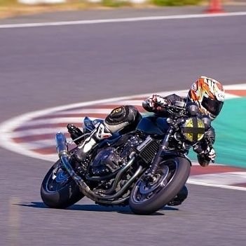 Dreamin とゆうことで 黒 シルバーに仕様変更しました Honda Cb400sf オリジナルカラー 黒はやっぱりカッコいい 美しい黒外装 Cbってカッコいいよね かっこいいと思う人rt このカスタム好きだよって人rt Cb乗りと繋がりたい Nc42