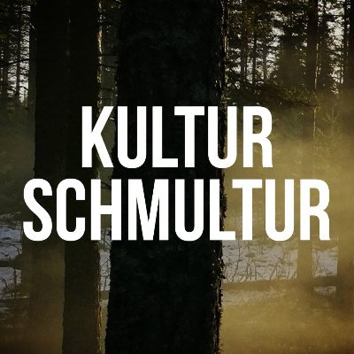 Tre trötta föräldrar leker associationslekar rörande fin- och/eller fulkulturella händelser.