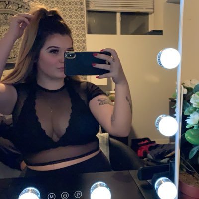 corrinnaguzzoxo's profile picture. 