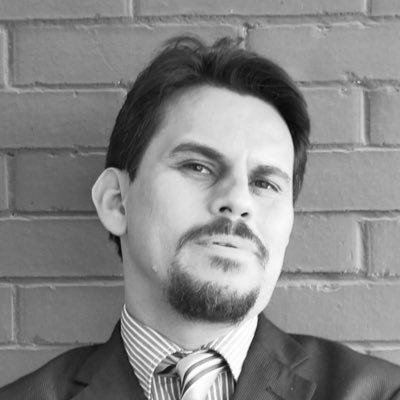 Creador escénico (Actor, Director, Dramaturgo y Prodictor).