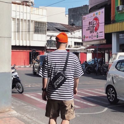 broginda's profile picture. random guy with random tweets and do random designs.