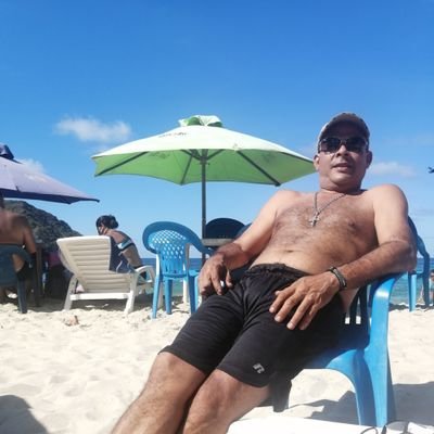 hoy mas que nunca Venezolano, apolitico pero con ideologia justiciera.