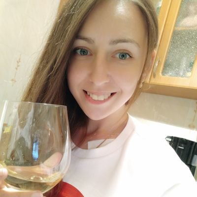 Психолог, люблю жарти і сцену. Не виглядаю на свій вік. Вірю в паралельні світи.