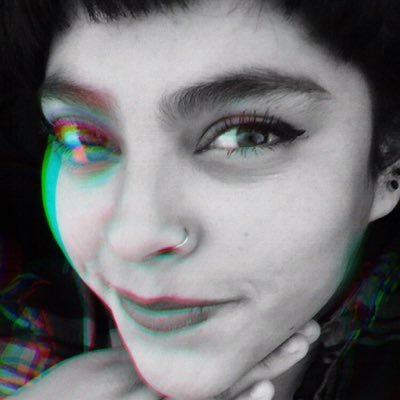 A veces hablo de libros en internet porque no tengo amigos. Mestiza hasta de las calcetas, foránea de todas partes y lectora 24/7.
