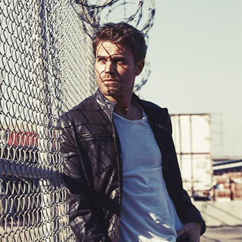 Votre source française sur le talentueux Paul Wesley. Venez y suivre toute son actualité! Paul's twitter : @paulwesley