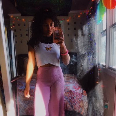 julianikole8701's profile picture. ayo